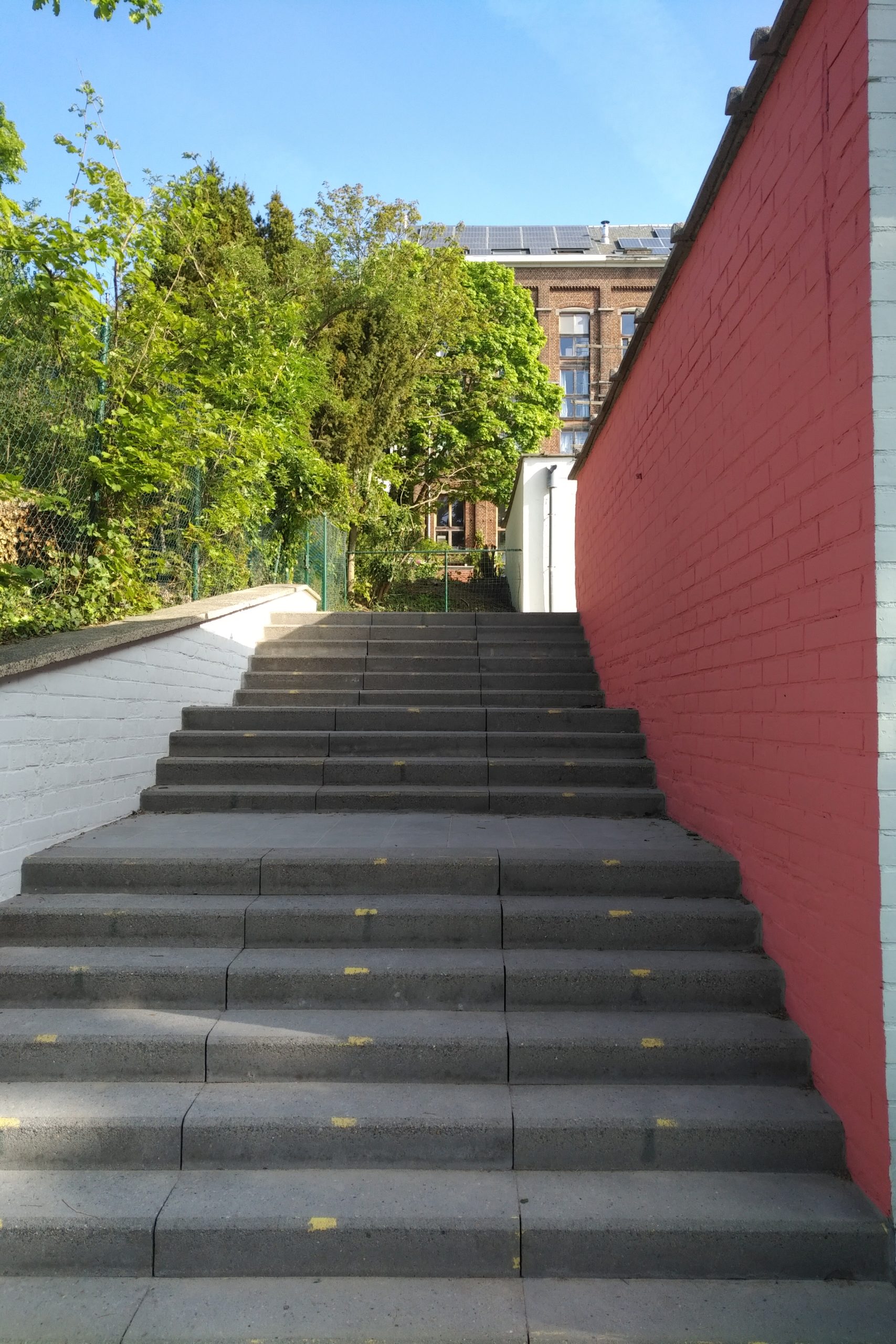 escalier de liaison entres les niveaux de la cour de récréation