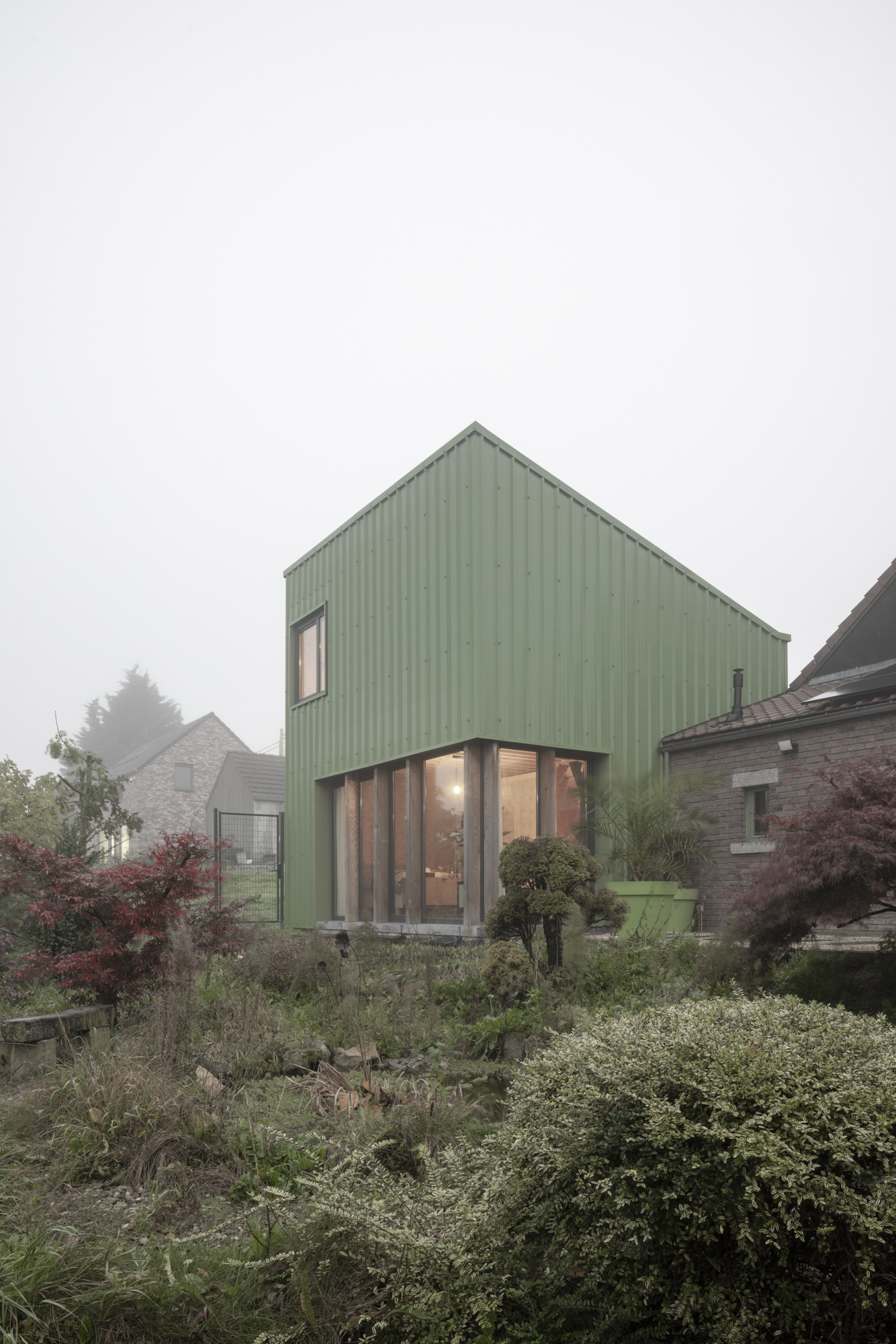 Extension vue depuis le jardin dans la brume