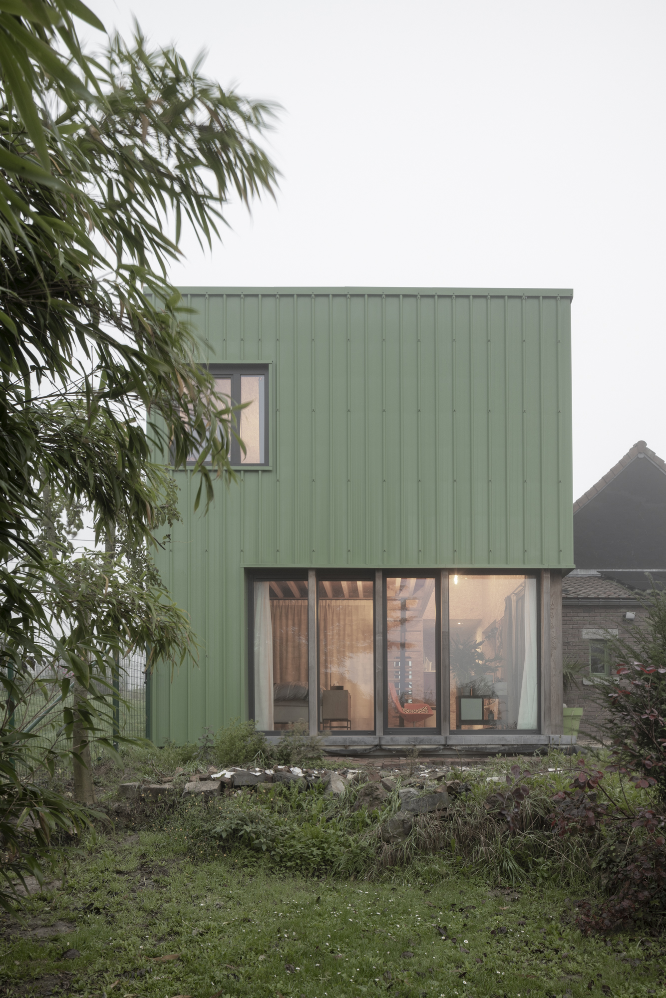 Vision frontale de l'extension et la lumière douce de la chambre