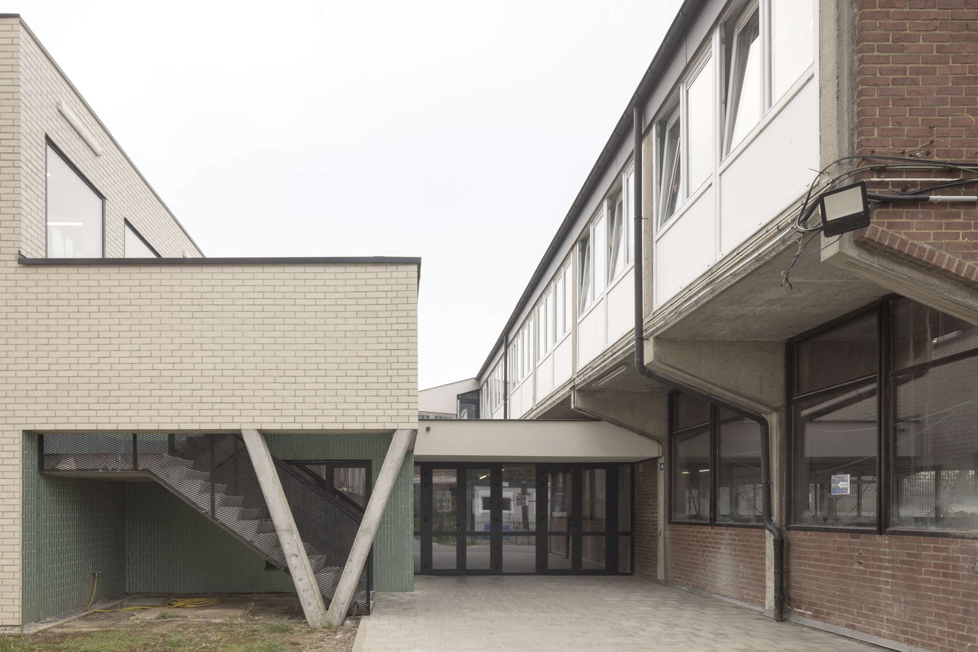 Extérieur extension école décrochement entrée