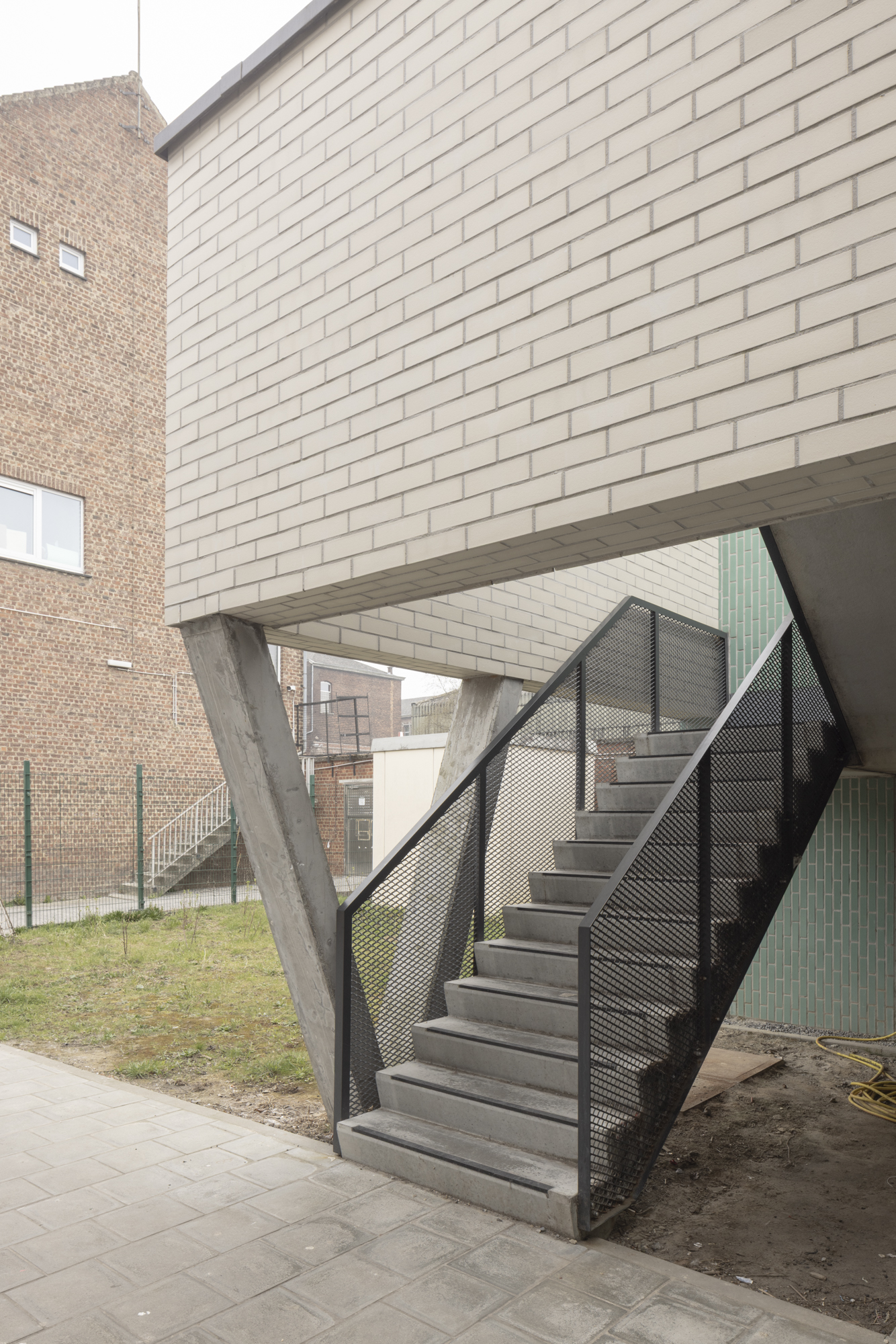 Extérieur extension école détail escalier accès