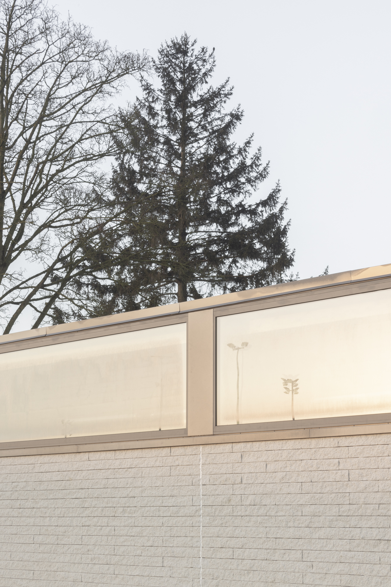 Extérieur complexe sportif foot détail fenêtres