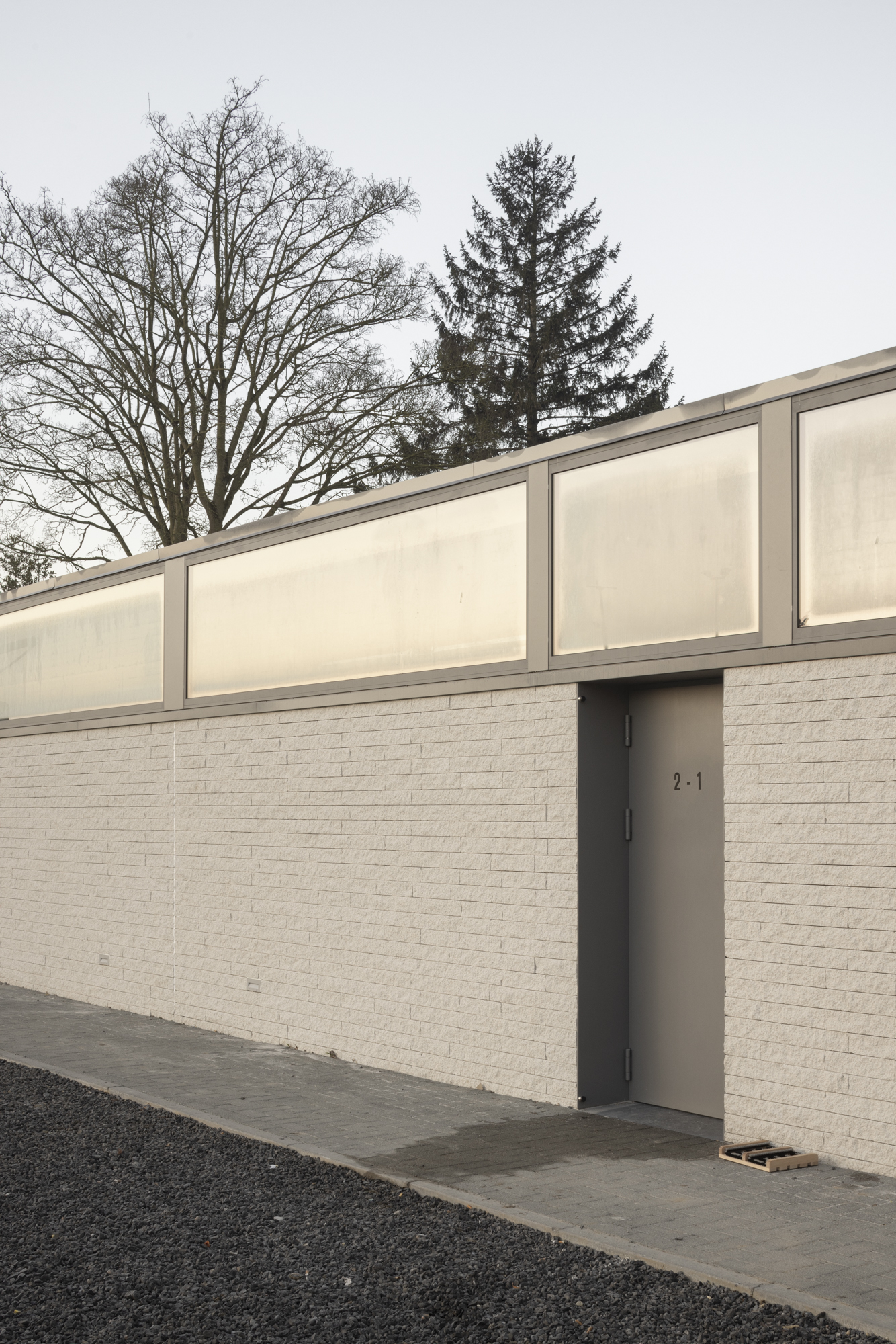 Extérieur complexe sportif foot porte fenêtres