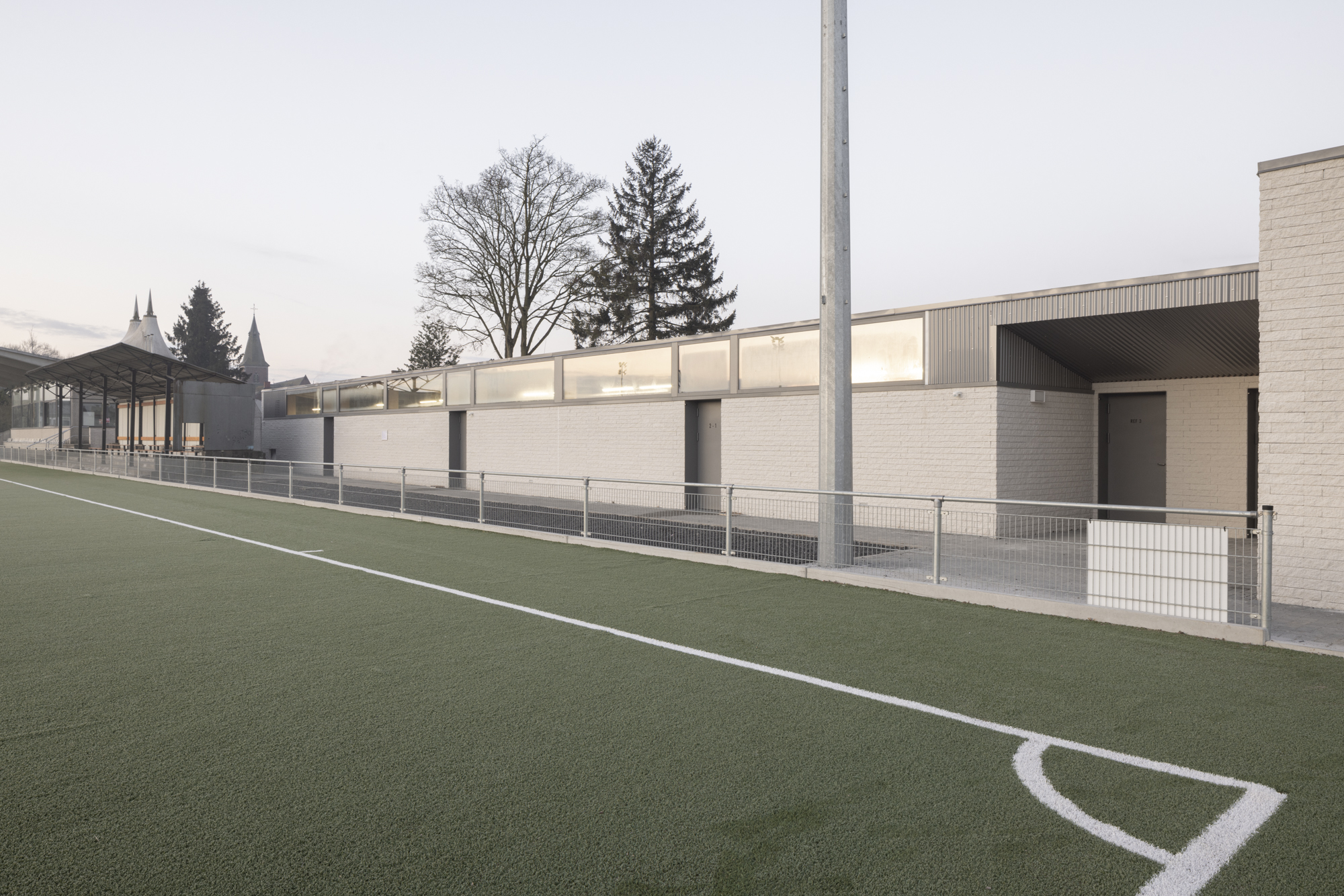 Extérieur complexe sportif foot terrain 1