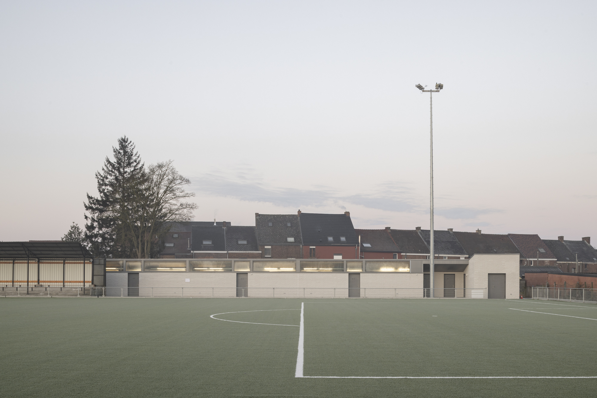 Extérieur complexe sportif foot terrain