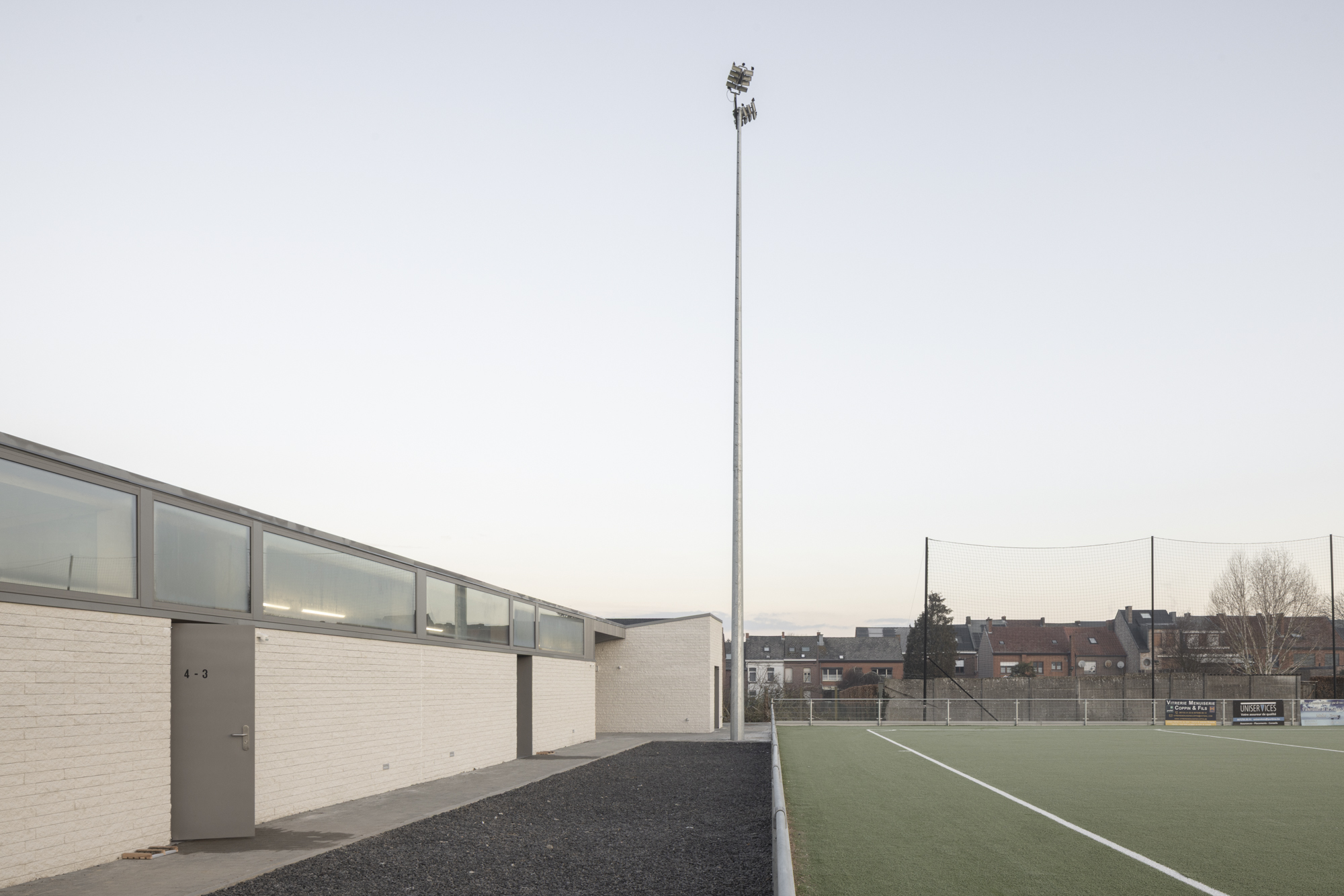 Extérieur complexe sportif foot terrain