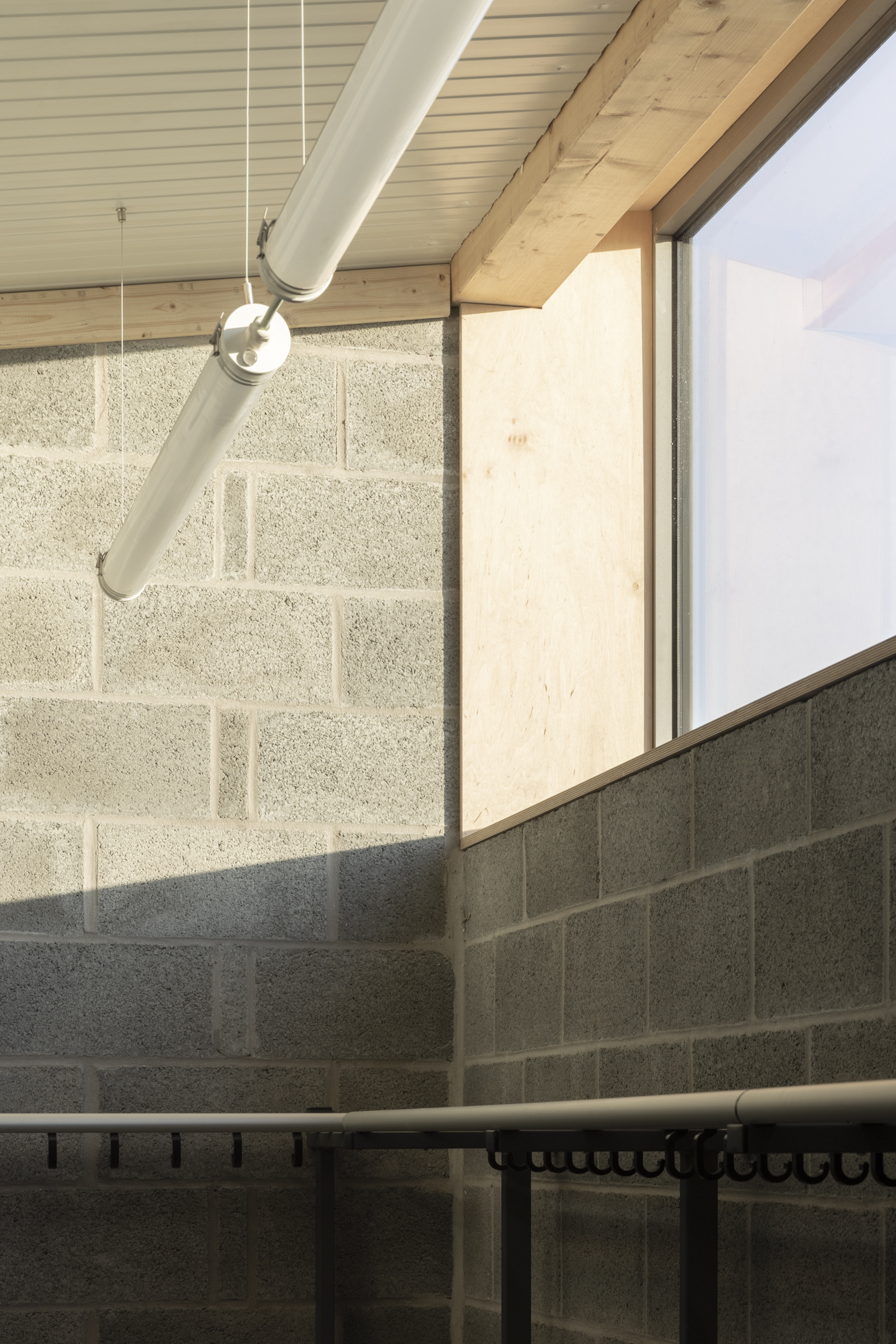 Intérieur complexe sportif détail luminaires